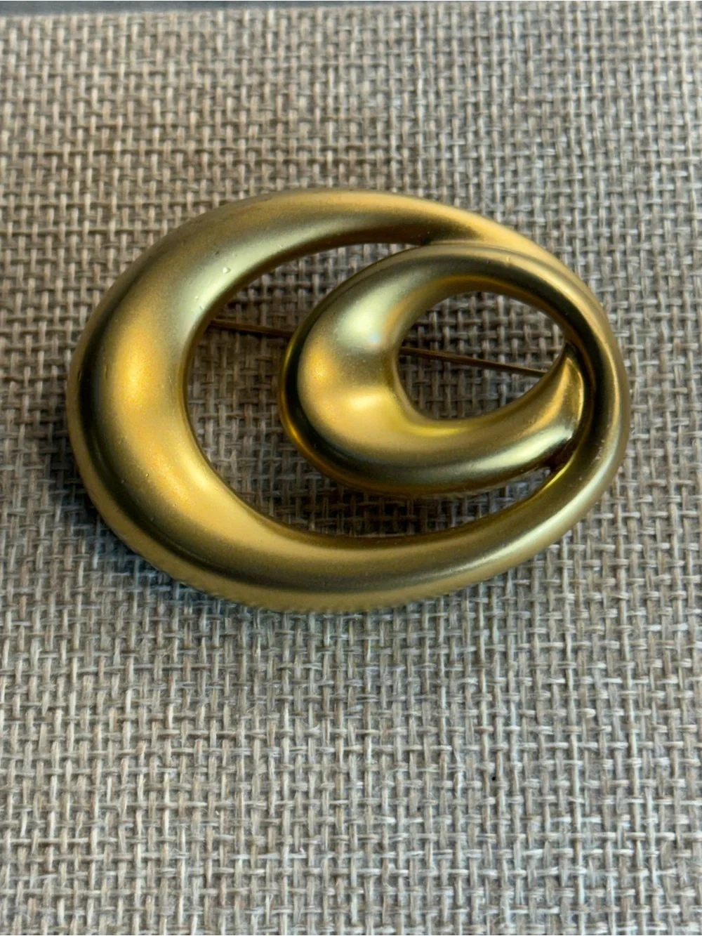 Vintage Modernist Minimalist Matte Gold Tone Swirl Oval Brooch‎ 2.25